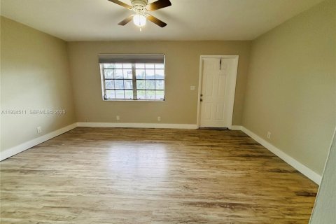 House in Hallandale Beach, Florida 2 bedrooms, 90.12 sq.m. № 1992505 - photo 8