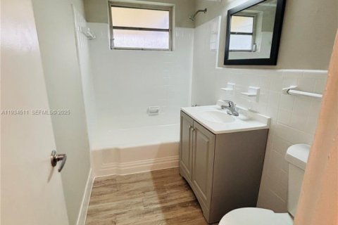 House in Hallandale Beach, Florida 2 bedrooms, 90.12 sq.m. № 1992505 - photo 10