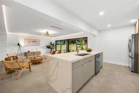 Villa ou maison à vendre à Miami, Floride: 3 chambres, 196.21 m2 № 1996883 - photo 18