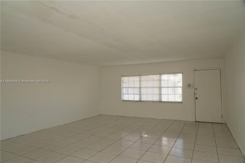 Condo in North Miami, Florida, 1 bedroom  № 2263820 - photo 3