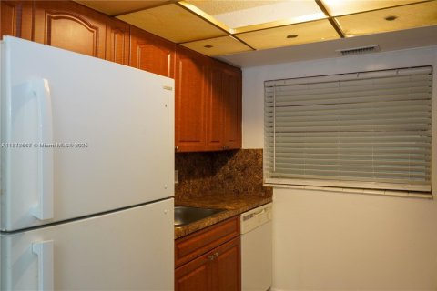 Condo in North Miami, Florida, 1 bedroom  № 2263820 - photo 6