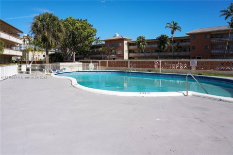 Condo in North Miami, Florida, 1 bedroom  № 2263820 - photo 13