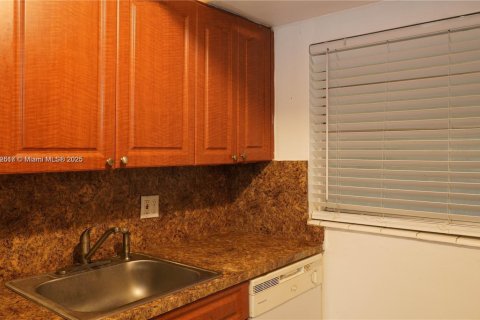 Condo in North Miami, Florida, 1 bedroom  № 2263820 - photo 5