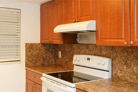 Condo in North Miami, Florida, 1 bedroom  № 2263820 - photo 4