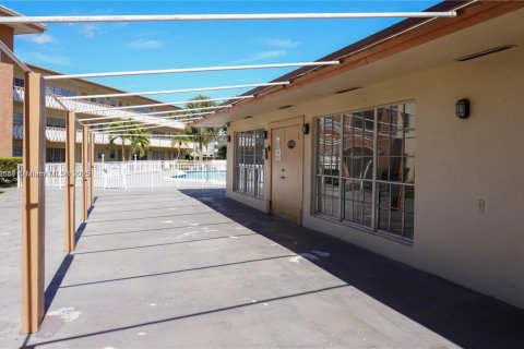 Condo in North Miami, Florida, 1 bedroom  № 2263820 - photo 17
