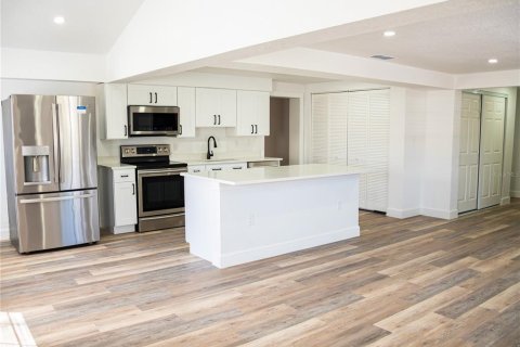 Villa ou maison à vendre à Tampa, Floride: 4 chambres, 192.31 m2 № 2427562 - photo 10