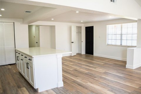 Villa ou maison à vendre à Tampa, Floride: 4 chambres, 192.31 m2 № 2427562 - photo 5