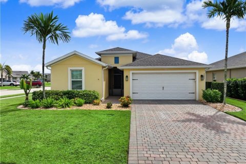 Casa en venta en Cape Coral, Florida, 3 dormitorios, 144.46 m2 № 2385800 - foto 2