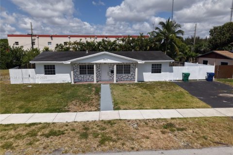 Casa en venta en Miami Gardens, Florida, 3 dormitorios, 130.43 m2 № 1737991 - foto 2