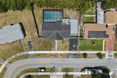 Casa en venta en Miami Gardens, Florida, 3 dormitorios, 130.43 m2 № 1737991 - foto 3