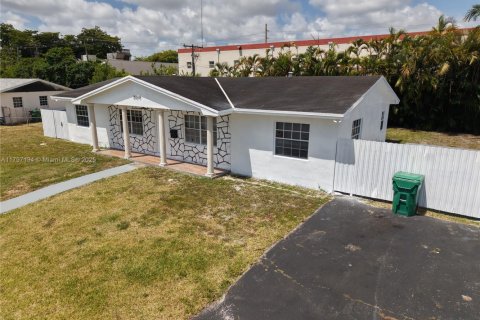 Casa en venta en Miami Gardens, Florida, 3 dormitorios, 130.43 m2 № 1737991 - foto 4