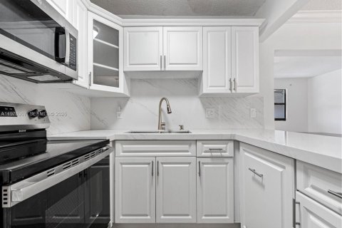 Townhouse in Miami, Florida 3 bedrooms, 105.63 sq.m. № 2040632 - photo 10