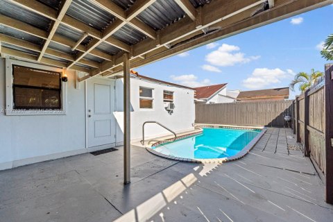 Townhouse in Miami, Florida 3 bedrooms, 105.63 sq.m. № 2040632 - photo 27