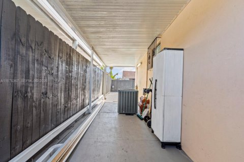 Townhouse in Miami, Florida 3 bedrooms, 105.63 sq.m. № 2040632 - photo 30