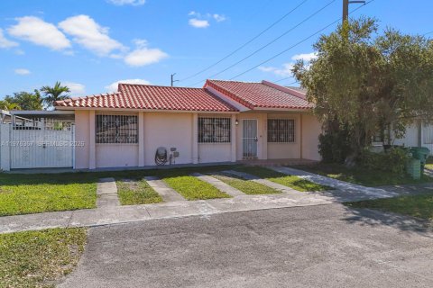 Townhouse in Miami, Florida 3 bedrooms, 105.63 sq.m. № 2040632 - photo 3