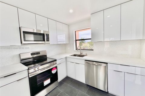 Купить кондоминиум в Санрайз, Флорида 1 комната, 73.67м2, № 1397732 - фото 2