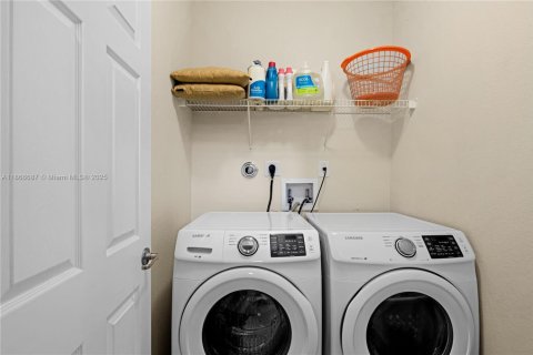 House in Homestead, Florida 4 bedrooms, 224.82 sq.m. № 2012902 - photo 30