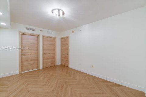 Copropriété à louer à Hallandale Beach, Floride: 3 chambres, 171.03 m2 № 2385203 - photo 15