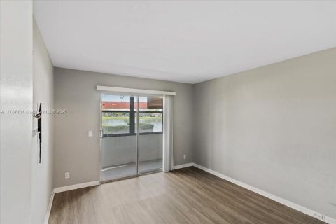 Condominio en venta en Pembroke Pines, Florida, 2 dormitorios, 86.68 m2 № 1704171 - foto 27