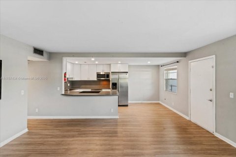 Condominio en venta en Pembroke Pines, Florida, 2 dormitorios, 86.68 m2 № 1704171 - foto 6