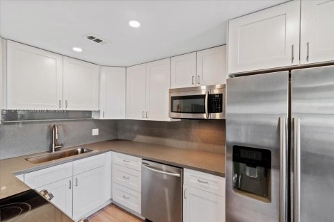 Condominio en venta en Pembroke Pines, Florida, 2 dormitorios, 86.68 m2 № 1704171 - foto 11