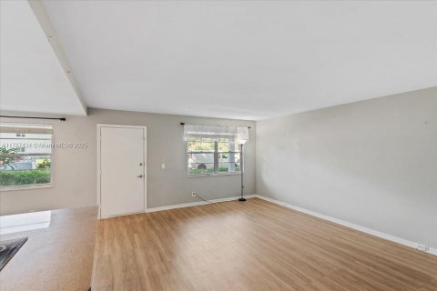 Condominio en venta en Pembroke Pines, Florida, 2 dormitorios, 86.68 m2 № 1704171 - foto 13