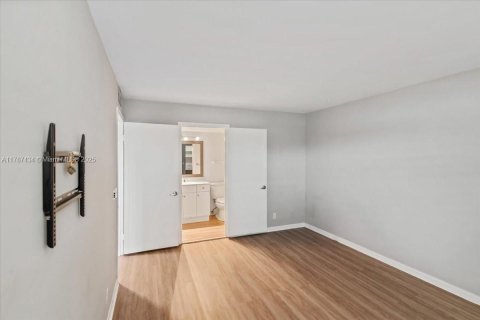 Condominio en venta en Pembroke Pines, Florida, 2 dormitorios, 86.68 m2 № 1704171 - foto 23