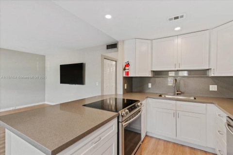 Condominio en venta en Pembroke Pines, Florida, 2 dormitorios, 86.68 m2 № 1704171 - foto 10