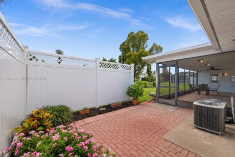 House in Cape Coral, Florida 3 bedrooms, 177.26 sq.m. № 2067322 - photo 5