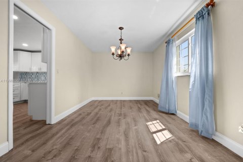 House in Cape Coral, Florida 3 bedrooms, 177.26 sq.m. № 2067322 - photo 17