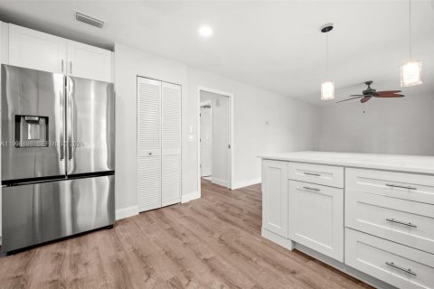 House in Cape Coral, Florida 3 bedrooms, 177.26 sq.m. № 2067322 - photo 12