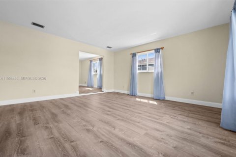 House in Cape Coral, Florida 3 bedrooms, 177.26 sq.m. № 2067322 - photo 22