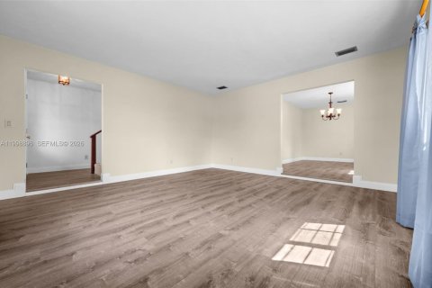 House in Cape Coral, Florida 3 bedrooms, 177.26 sq.m. № 2067322 - photo 21