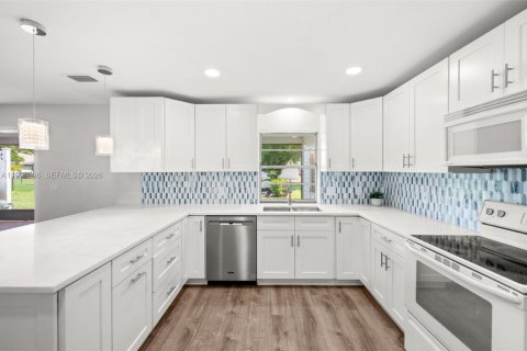 House in Cape Coral, Florida 3 bedrooms, 177.26 sq.m. № 2067322 - photo 9