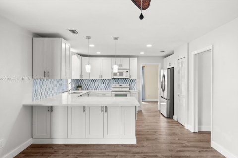 House in Cape Coral, Florida 3 bedrooms, 177.26 sq.m. № 2067322 - photo 13