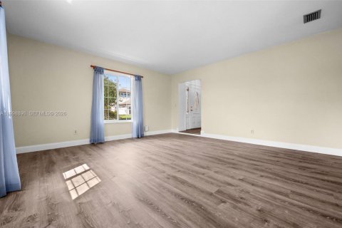 House in Cape Coral, Florida 3 bedrooms, 177.26 sq.m. № 2067322 - photo 20