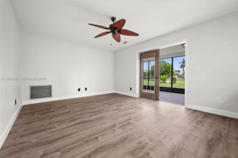 House in Cape Coral, Florida 3 bedrooms, 177.26 sq.m. № 2067322 - photo 15