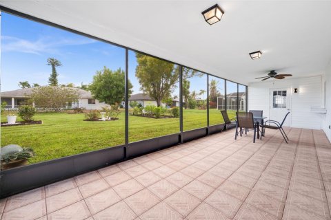 House in Cape Coral, Florida 3 bedrooms, 177.26 sq.m. № 2067322 - photo 4