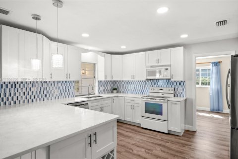 House in Cape Coral, Florida 3 bedrooms, 177.26 sq.m. № 2067322 - photo 10