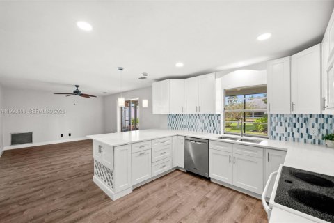 House in Cape Coral, Florida 3 bedrooms, 177.26 sq.m. № 2067322 - photo 11