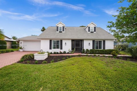 House in Cape Coral, Florida 3 bedrooms, 177.26 sq.m. № 2067322 - photo 8