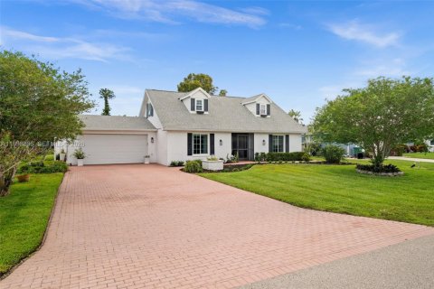 House in Cape Coral, Florida 3 bedrooms, 177.26 sq.m. № 2067322 - photo 7