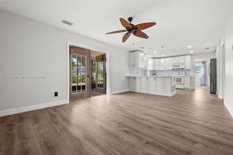 House in Cape Coral, Florida 3 bedrooms, 177.26 sq.m. № 2067322 - photo 14