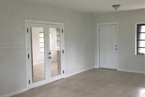 Casa en venta en Miami, Florida, 4 dormitorios, 118.45 m2 № 2025828 - foto 3