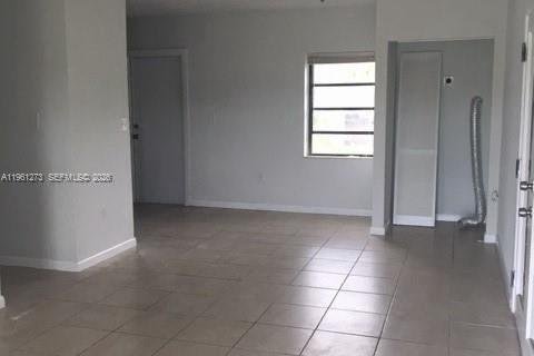 Casa en venta en Miami, Florida, 4 dormitorios, 118.45 m2 № 2025828 - foto 4