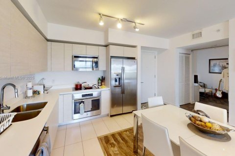 Condo in Miami, Florida, 1 bedroom  № 1960114 - photo 8