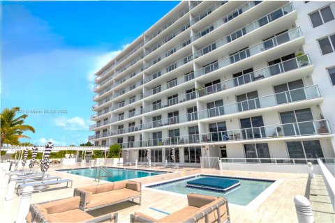 Condo in Miami, Florida, 1 bedroom  № 1960114 - photo 2