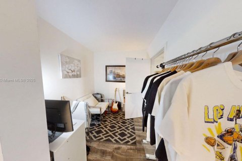 Condo in Miami, Florida, 1 bedroom  № 1960114 - photo 18