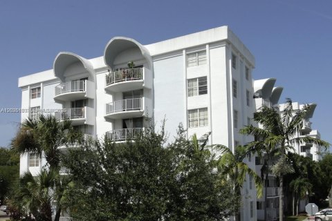 Condo in Miami, Florida, 2 bedrooms  № 2242224 - photo 19