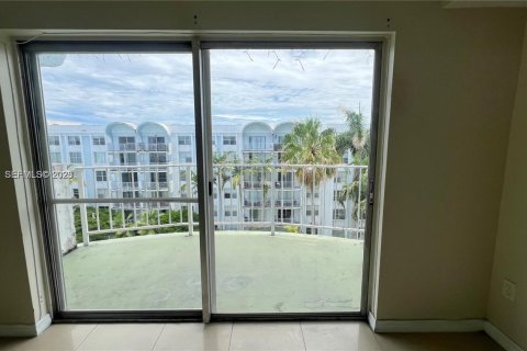 Condo in Miami, Florida, 2 bedrooms  № 2242224 - photo 5